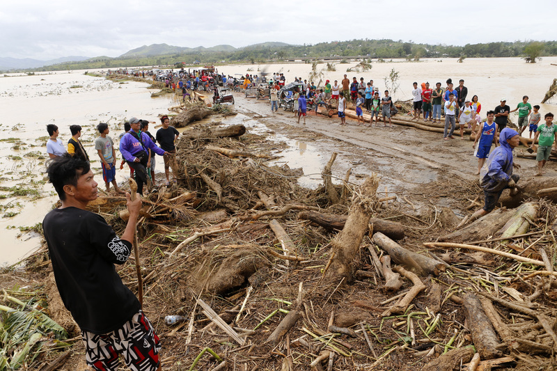 In this picture shows stranded motorists in the aftermath of typhoon Koppu that hit Palayan city, Nueva Ecija province, Monday, October 19, 2015. Typhoon Koppu smashed in the Northern Philippines causing widespread damages to properties and crops as well displacing thousands of people. ÊÊ