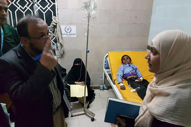 © UNICEF Yemen/2017/MadhokUNICEF’s Dr Fouzia Shafique, Chief of Health and Nutrition, visits a hospital in Sana’a where cholera patients are being treated. The doctor there explains the shortages in medicines and other supplies.