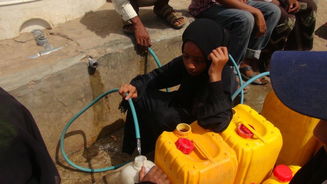 ©UNICEF/UN0216977/Ayyashi On 9 June 2018 in Yemen, a girl fills jerrycans with safe water at a UNICEF-supported water point in a neighborhood on the outskirts of Hodeidah.
