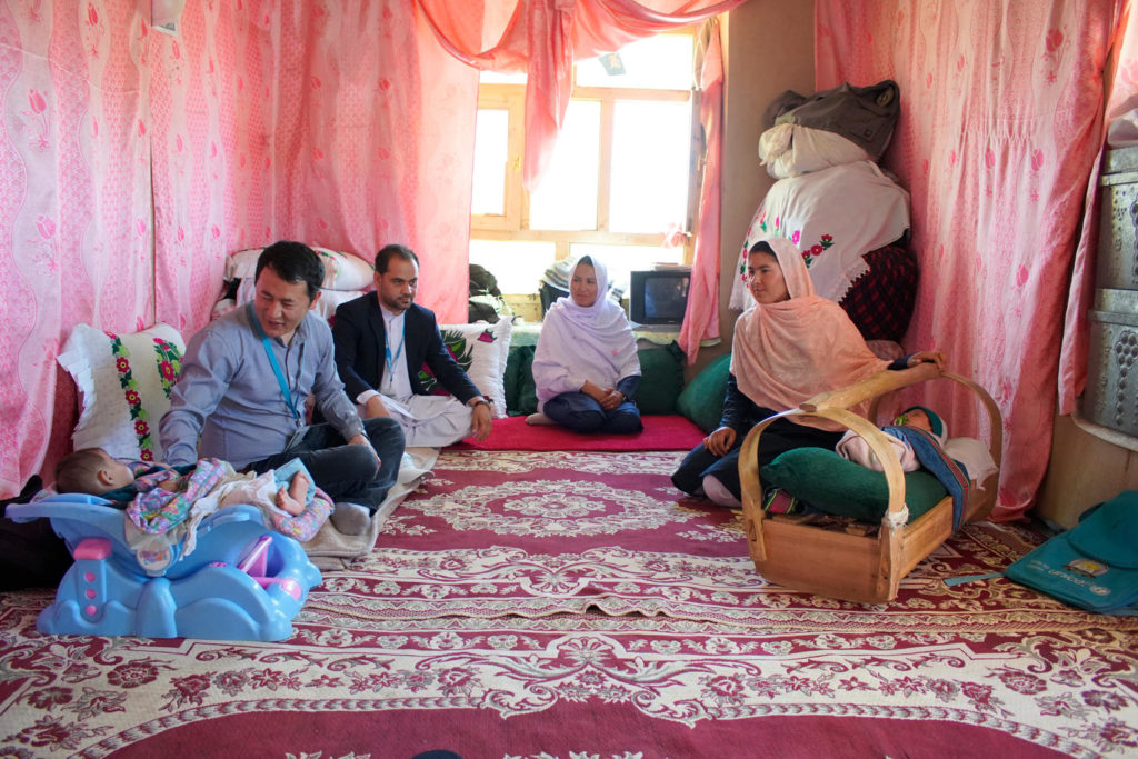 ©UNICEF/UN0211160/Rezayee Surayaa Hussaini’s home is home to an Accelerated Learning Centre (ALC) for students who missed out on primary education. At this ALC centre in Nili, Daikundi in Afghanistan, mothers who are studying at the centre ing their babies along with them.